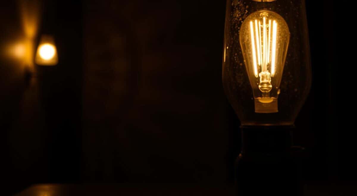 Lâmpada não apaga totalmente é perigoso: saiba os riscos lâmpada não apaga totalmente é perigoso