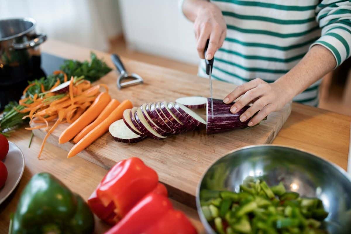 Técnicas de preparo de alimentos: cortes, temperos e cozimentos