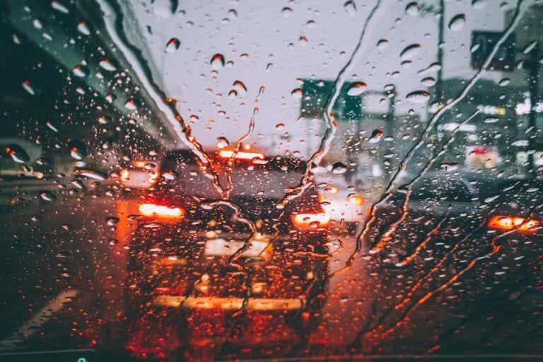 O impacto dos desastres naturais no bolso do motorista brasileiro