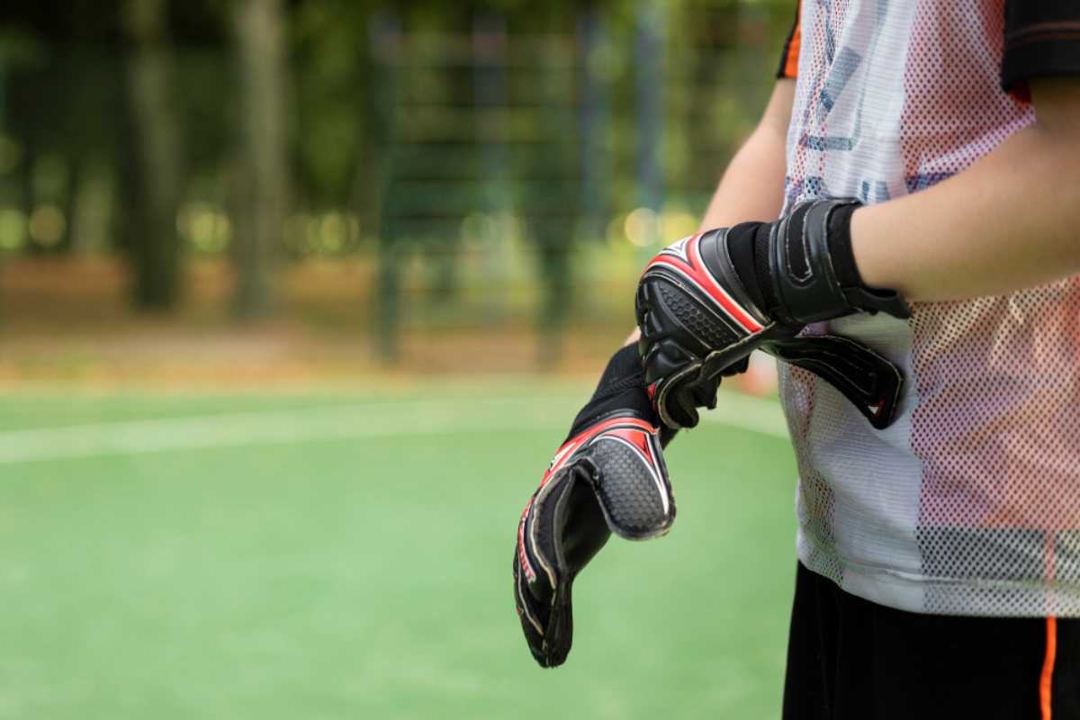 A tecnologia que separa as luvas de goleiro por nível de performance