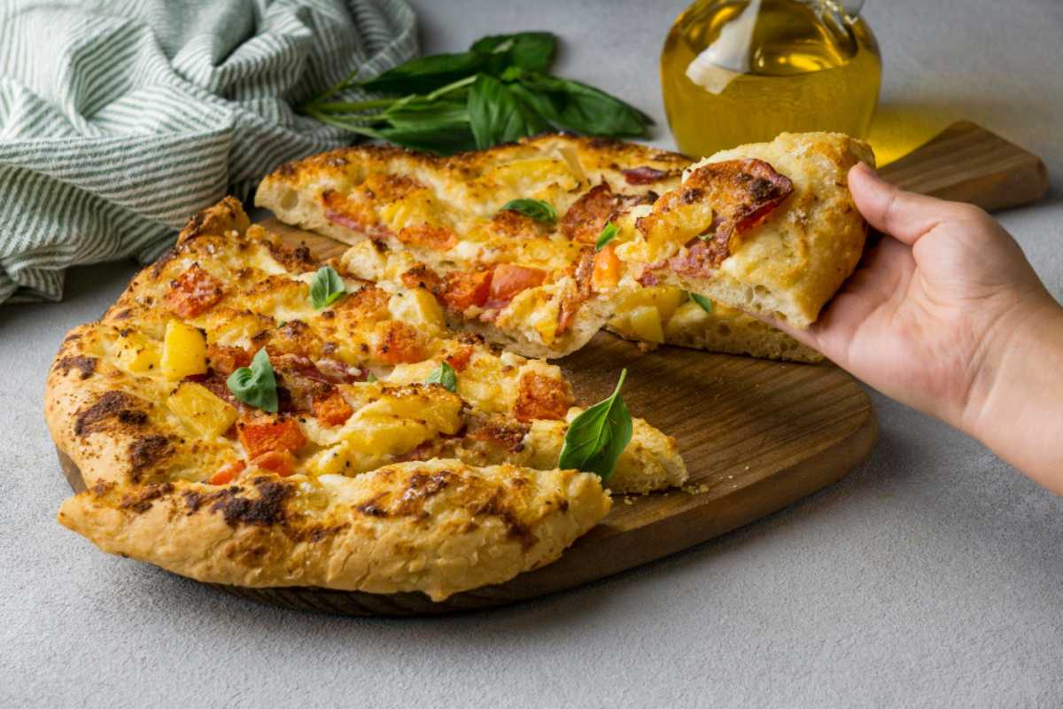 Focaccia de cebola caramelizada com parmesão: irresistível em cada fatia