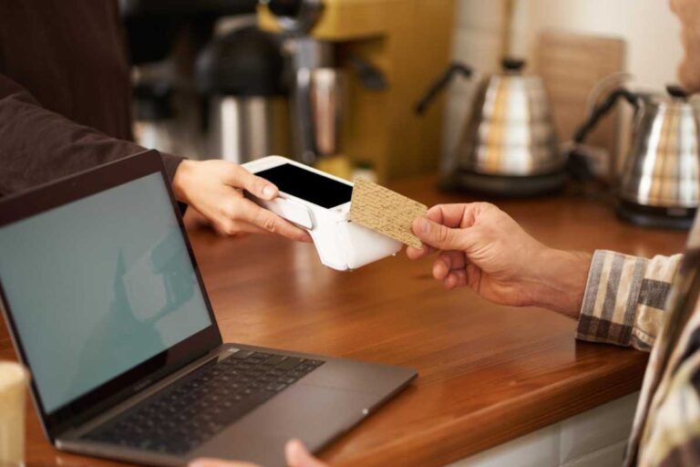 Tecnologia portátil para vender onde quiser: conheça os benefícios da maquininha Point