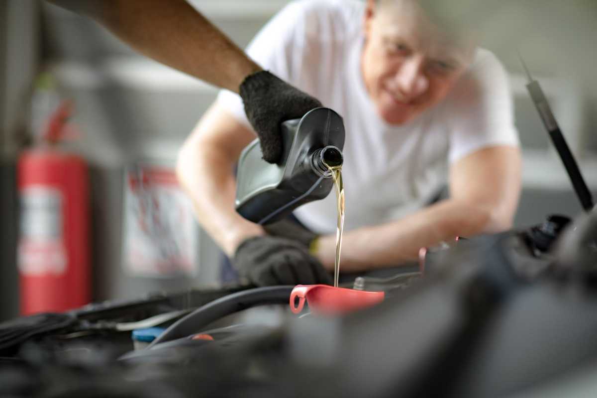 Como trocar o óleo do carro sozinho: passo a passo de um mecânico amador